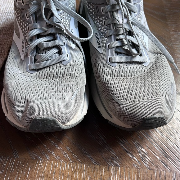 Women’s Brooks tennis shoes.  Ghost 14.  Size 10.5  Gray Silver - Picture 5 of 10